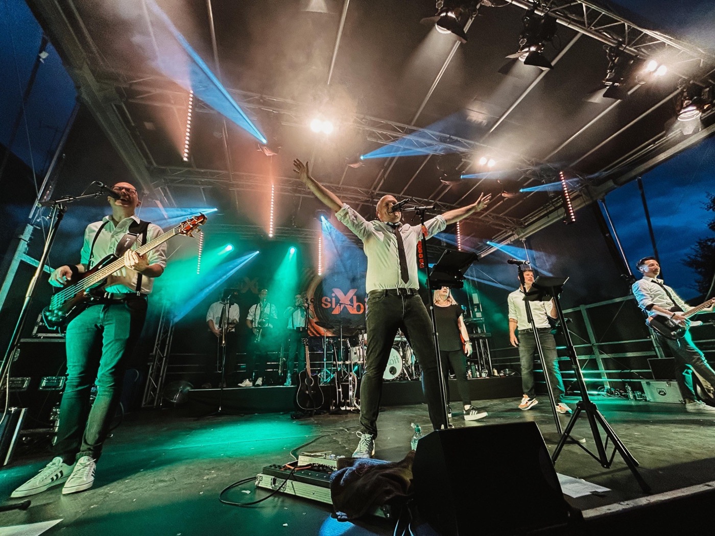 Sixbit mit der gesamten Band live auf der Buehne