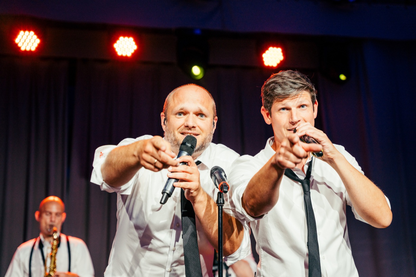 Sixbit live mit zwei Saengern auf der Buehne
