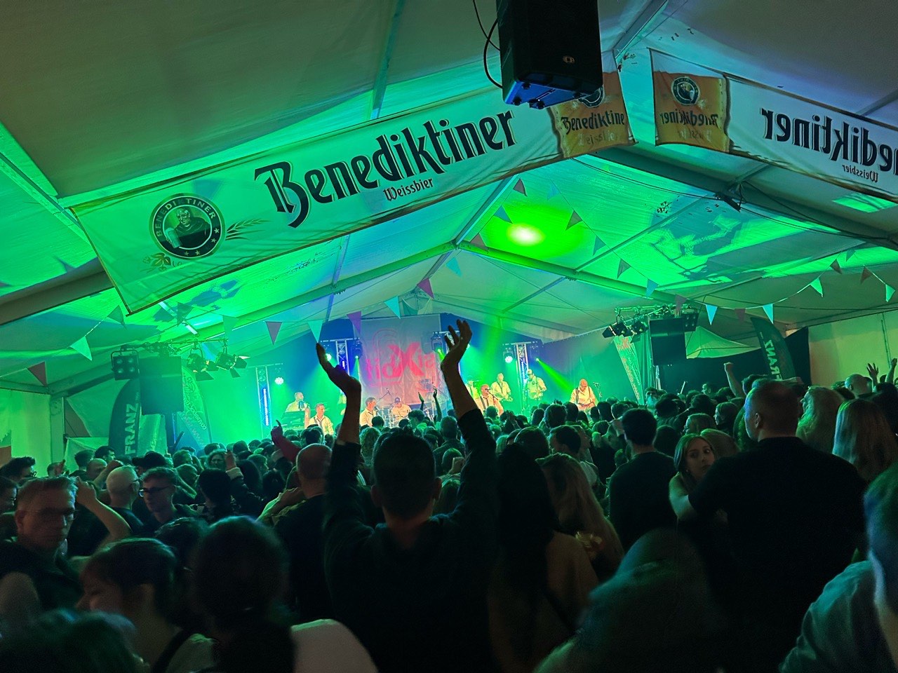 Gut besuchtes Festzelt mit Live-Musik beim Weinfest in Lay