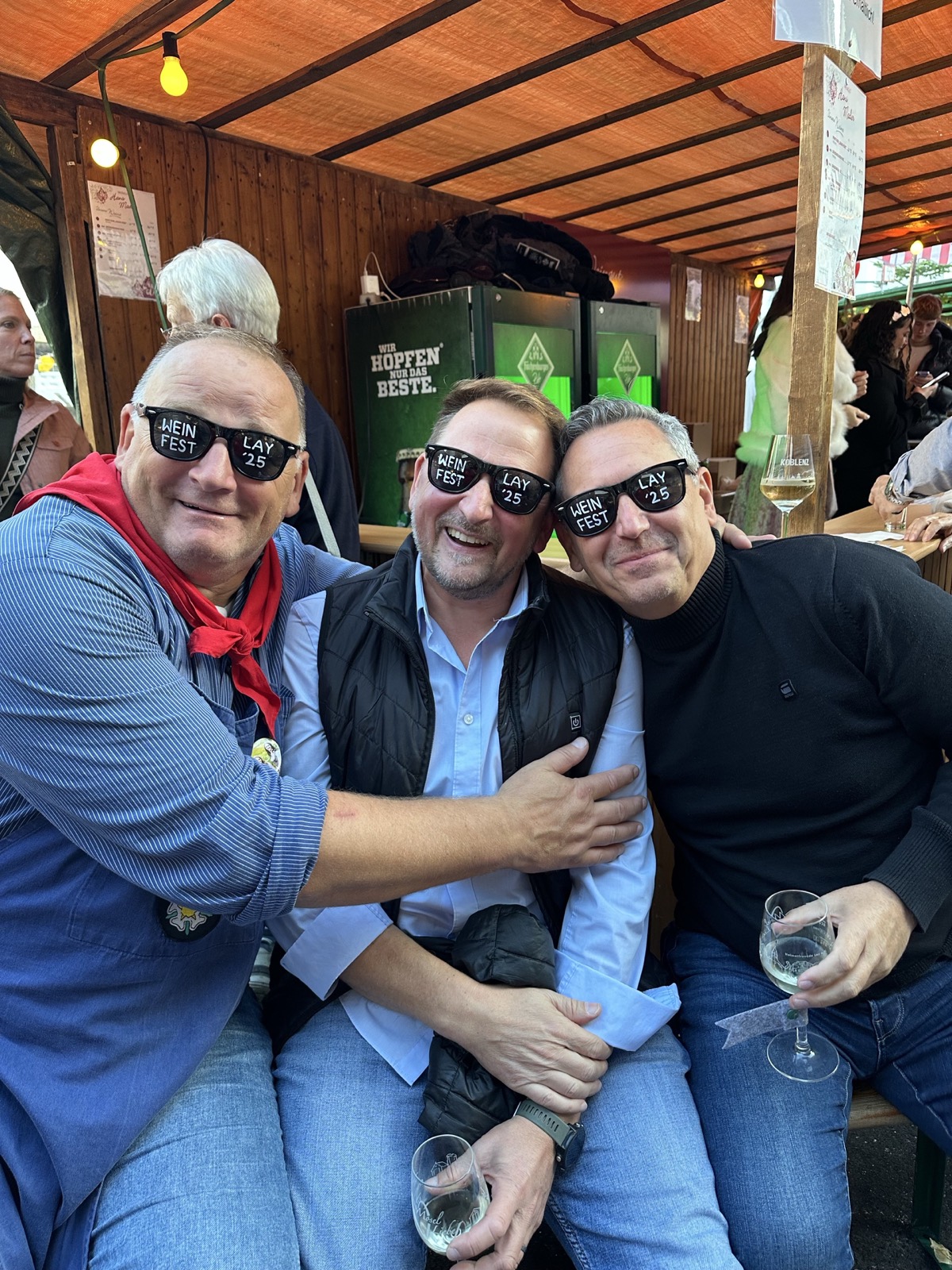 Gut gelaunte Besucher beim Weinfest in Lay