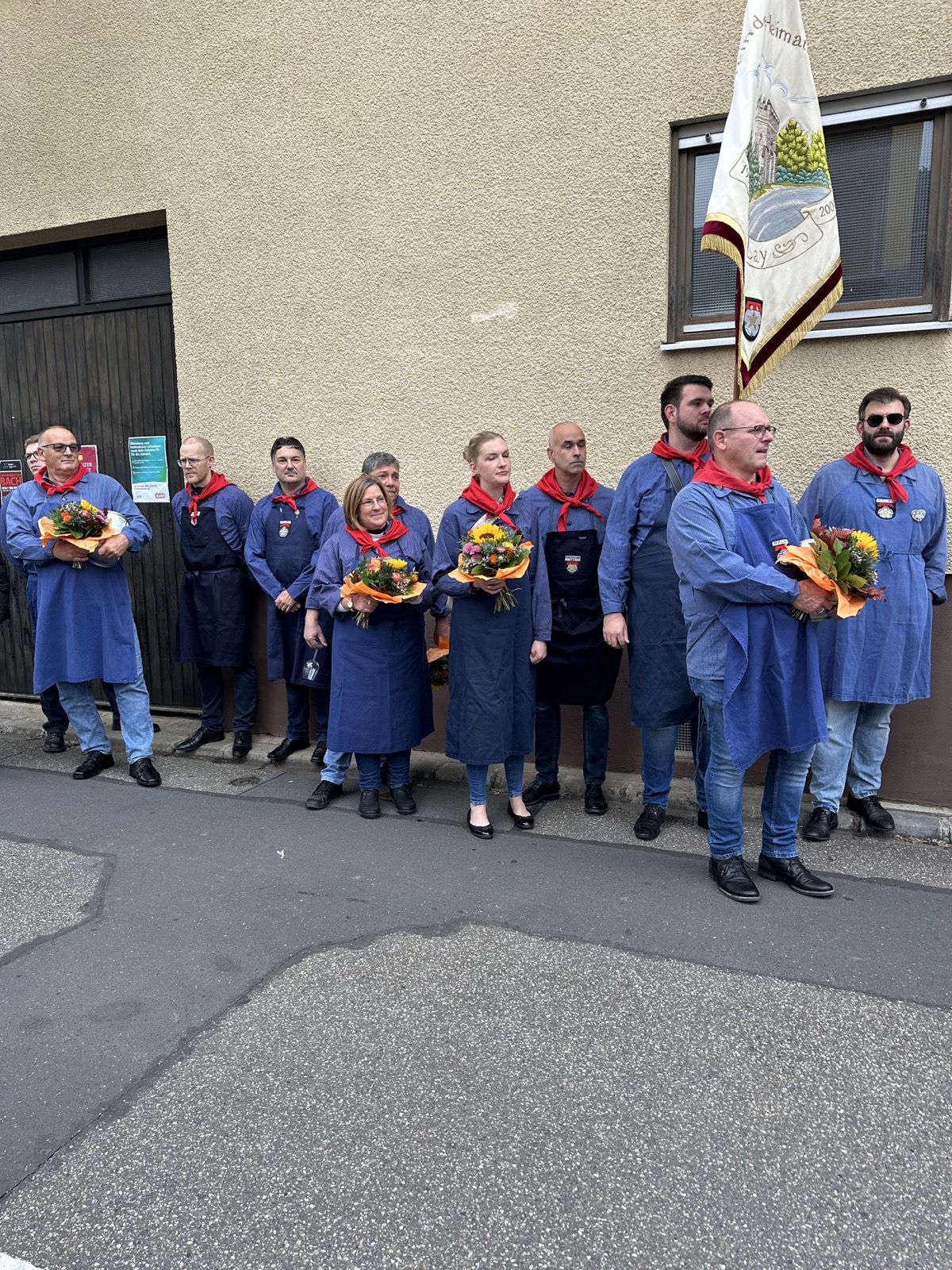 Mitglieder der Heimatfreunde Lay mit Vereinsfahne beim Weinfest